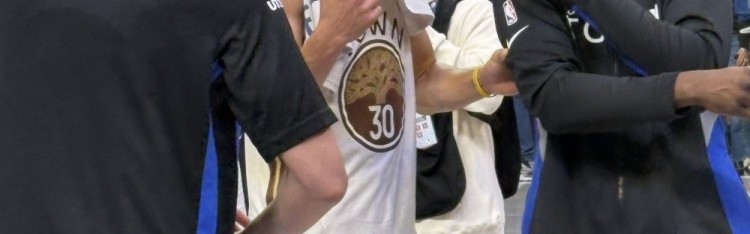 500彩票网官方投注-老伙计！库里、克莱、追梦赛后场边聚首 三人有说有笑非常开心